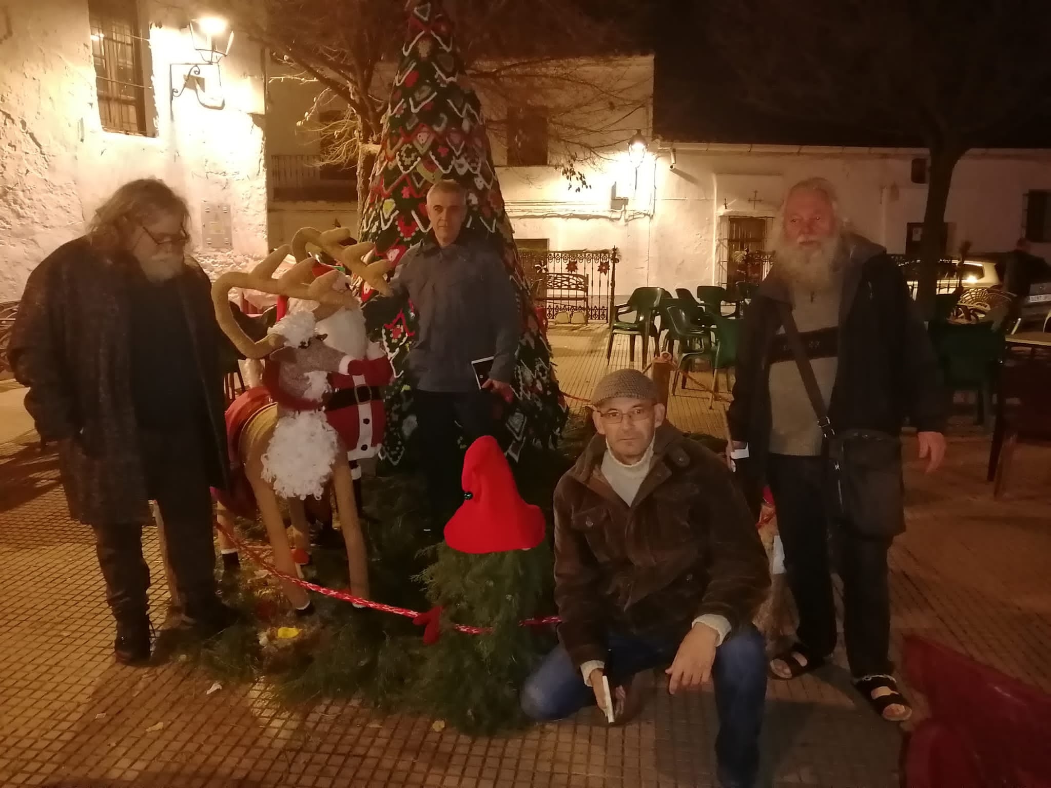 Los cuatros escritores involucrados en la plaza del pueblo