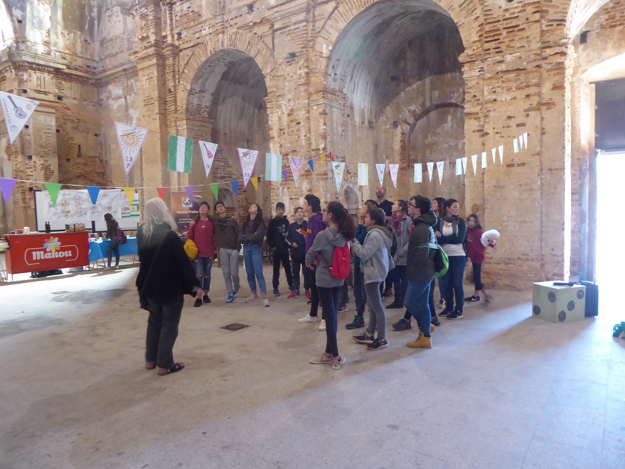 Explicando a los alumnos la historia del Monumento